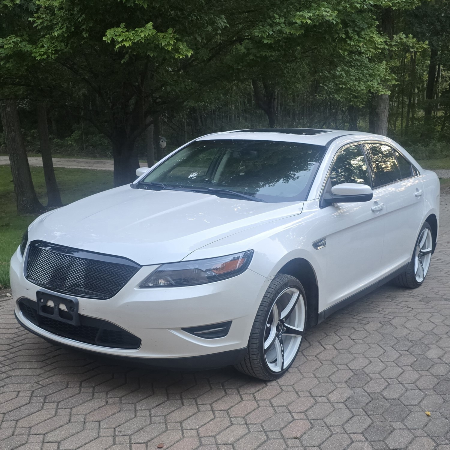 Ford Taurus SHO Gets a Full Mesh Grille Makeover